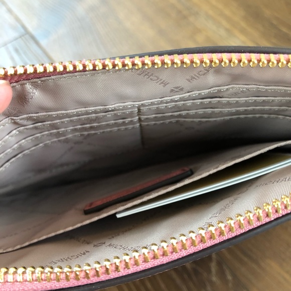 NWT Michael Kors large perforated wristlet - Picture 6 of 8